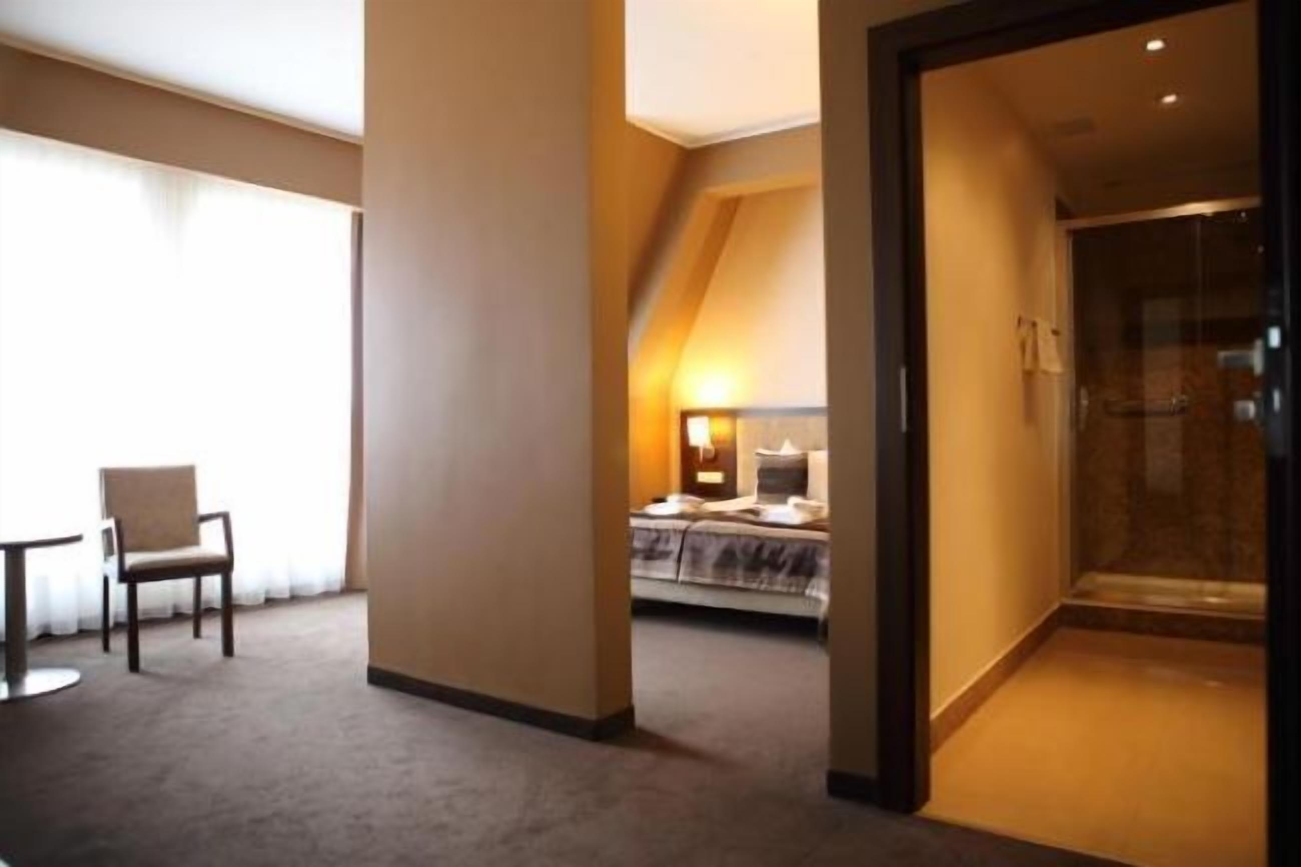 deluxe double room | minibar, in-room safe, desk, soundproofing