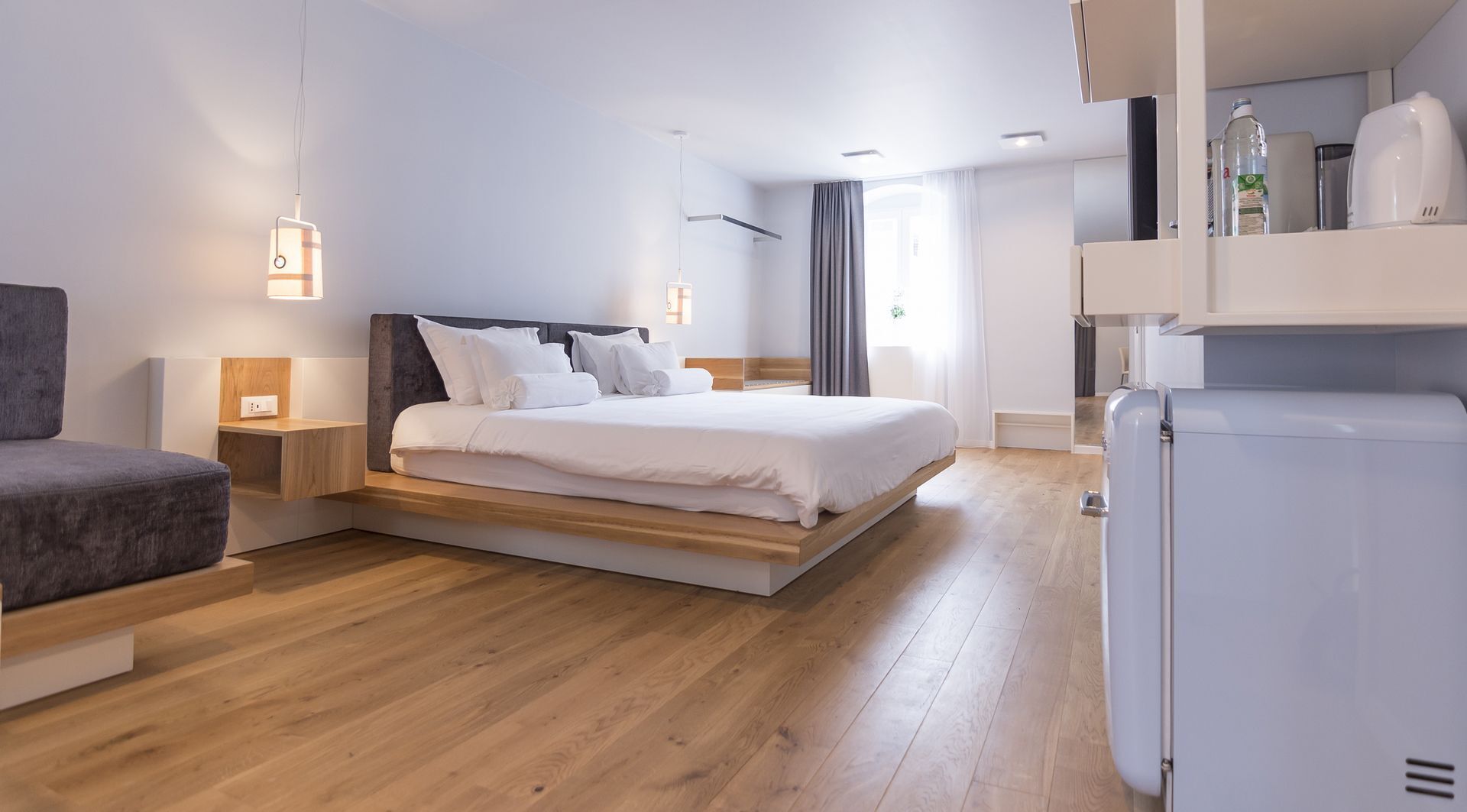 Hypo-allergenic bedding, minibar, in-room safe, desk