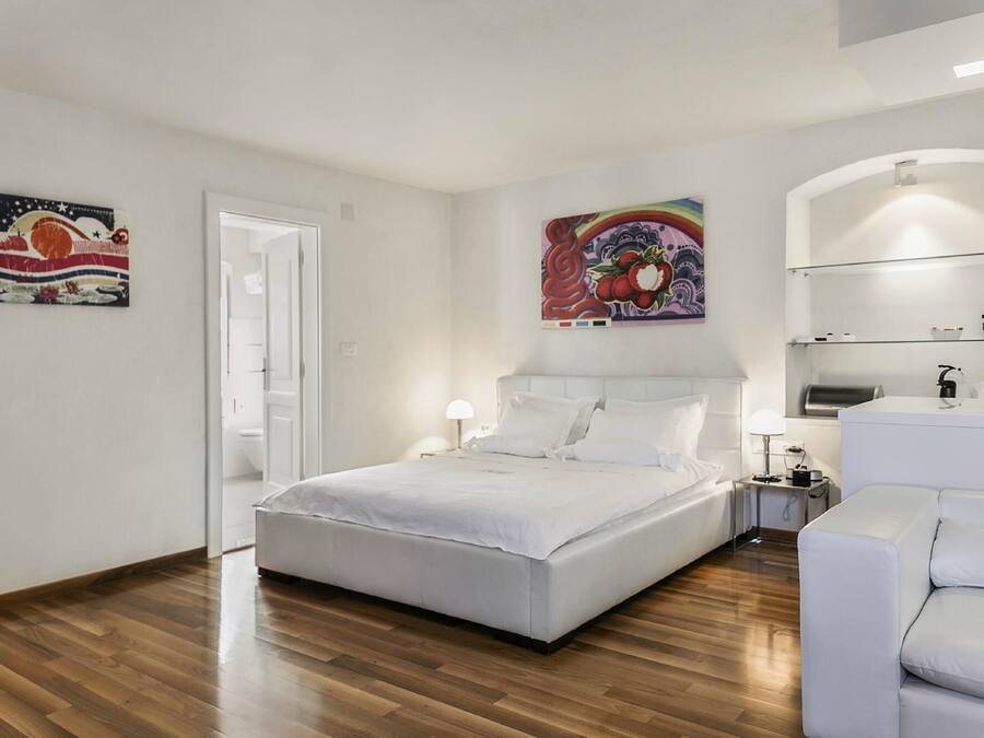 Deluxe-Studio, Balkon | Allergikerbettwaren, Minibar, Zimmersafe, Schreibtisch