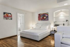 Deluxe-Studio, Balkon | Allergikerbettwaren, Minibar, Zimmersafe, Schreibtisch