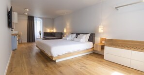 Habitació doble o amb dos llits individuals Deluxe | Roba de llit hipoal·lergògena, minibar i caixa forta a l'habitació 