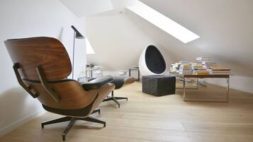 Work in comfort with a sleek executive chair, spacious desk, and ample seating.