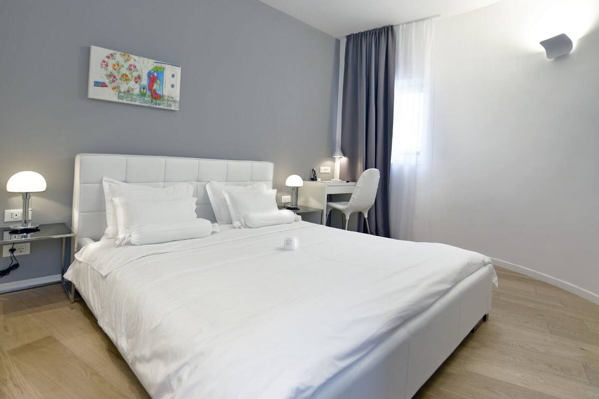 Hypo-allergenic bedding, minibar, in-room safe, desk