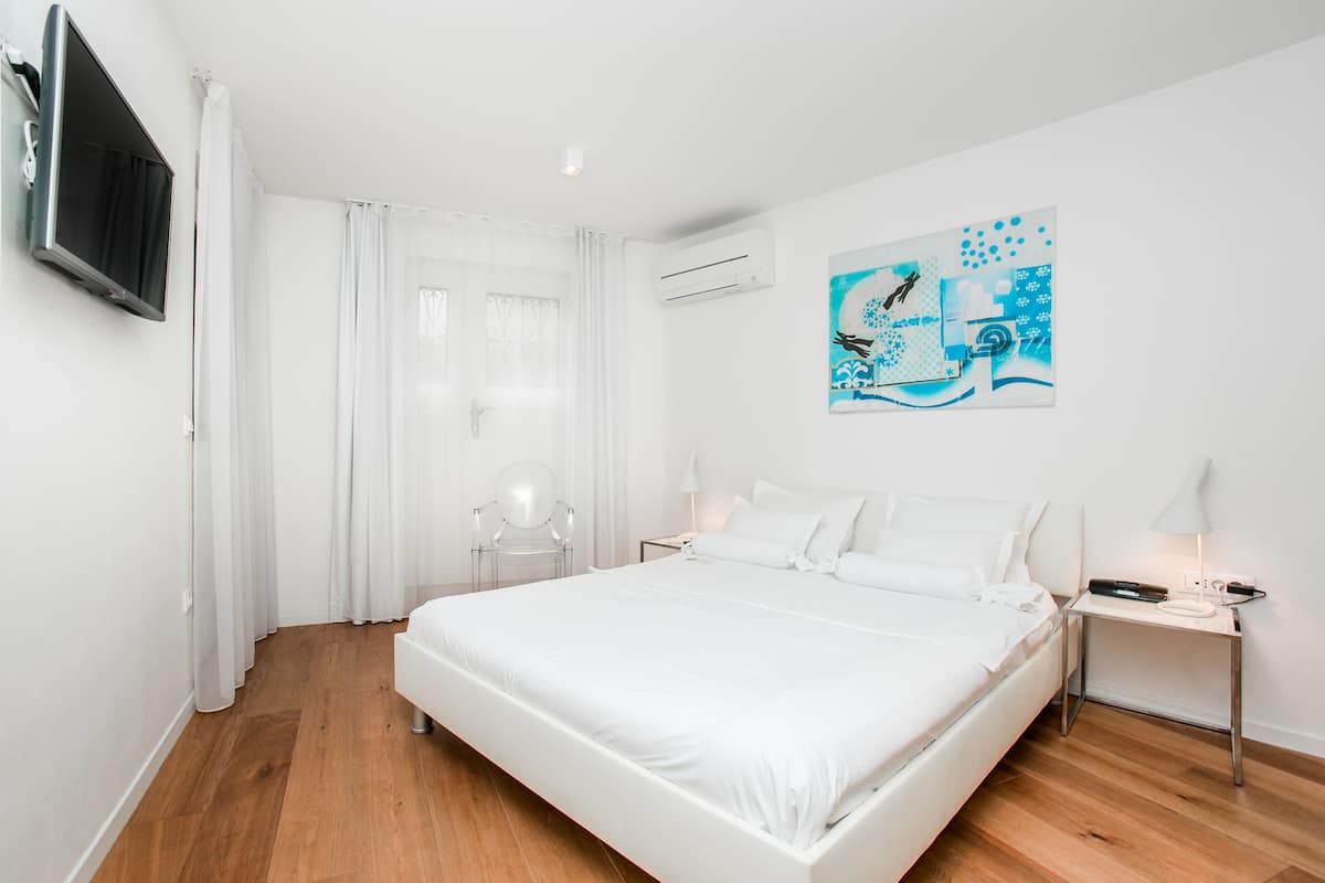 Standard Room | 3 bedrooms, hypo-allergenic bedding, minibar, in-room safe