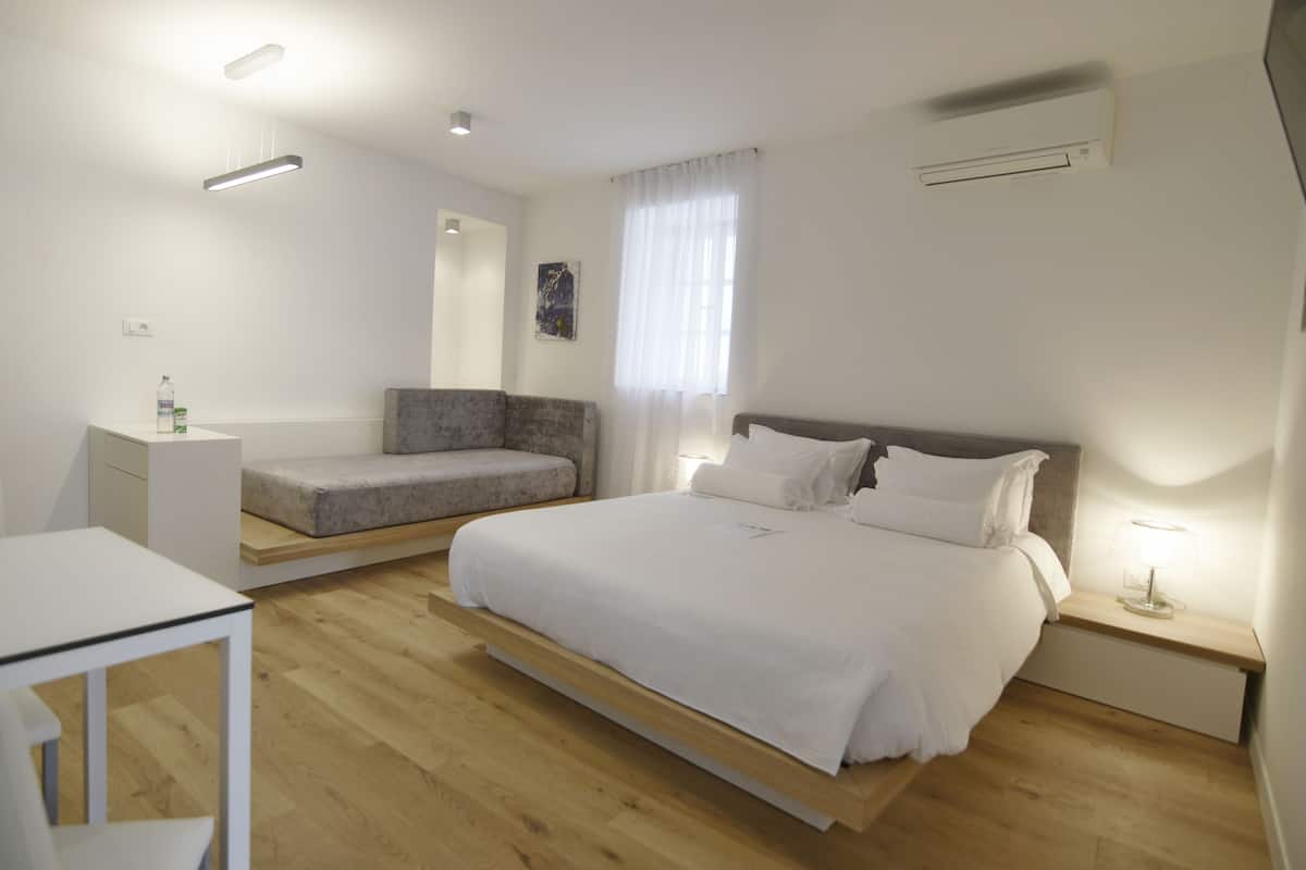 Superior Studio, Ground Floor | 3 bedrooms, hypo-allergenic bedding, minibar, in-room safe