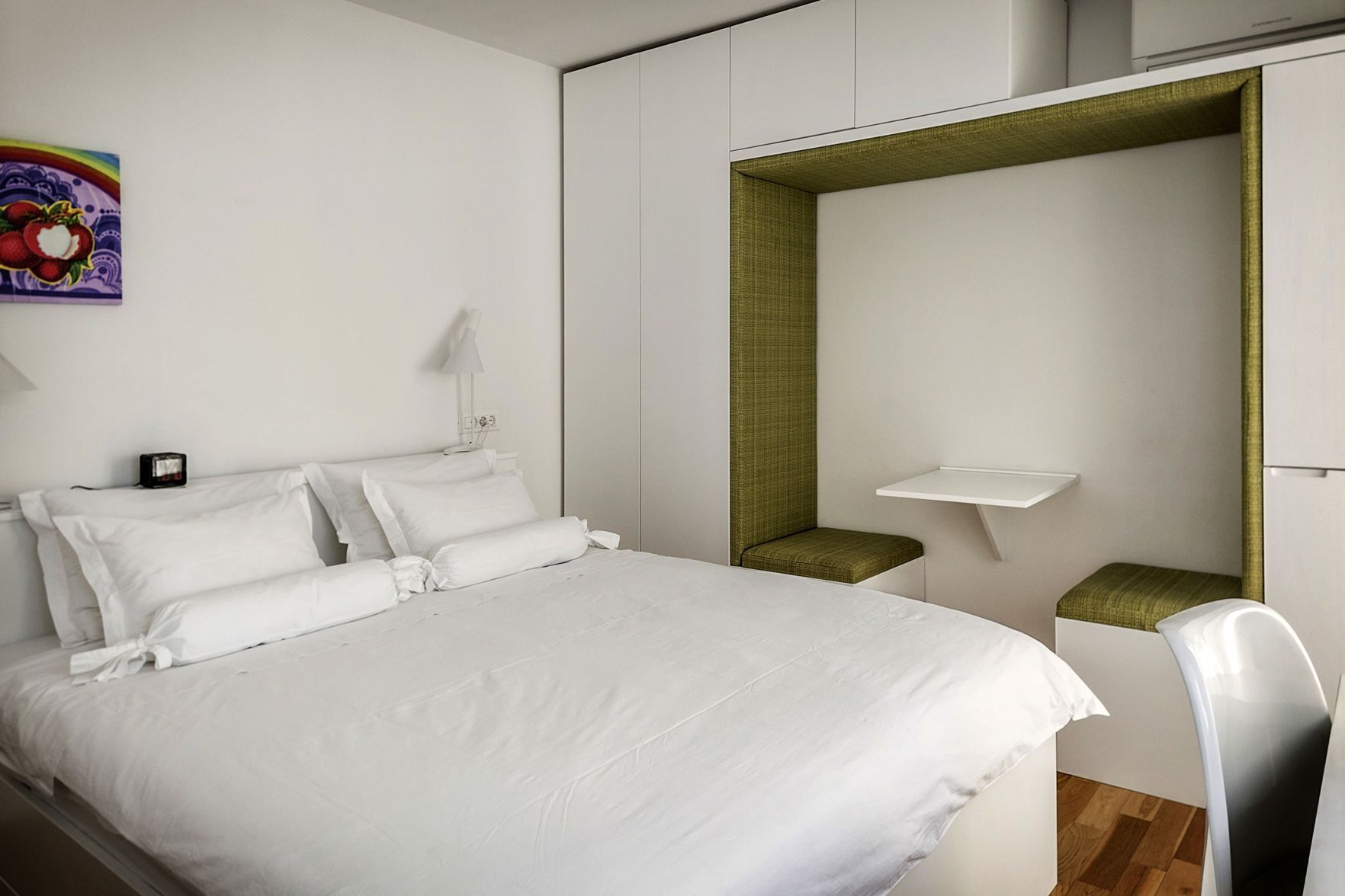 Hypo-allergenic bedding, minibar, in-room safe, desk