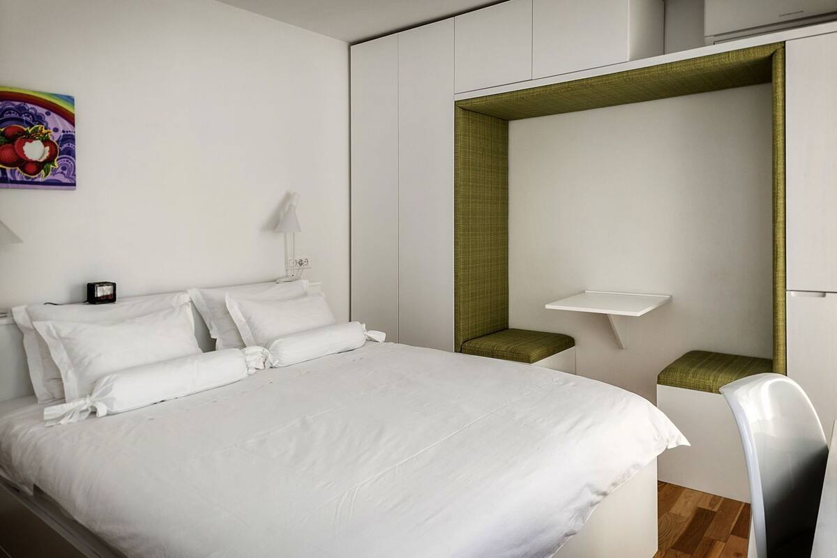 Hypo-allergenic bedding, minibar, in-room safe, desk