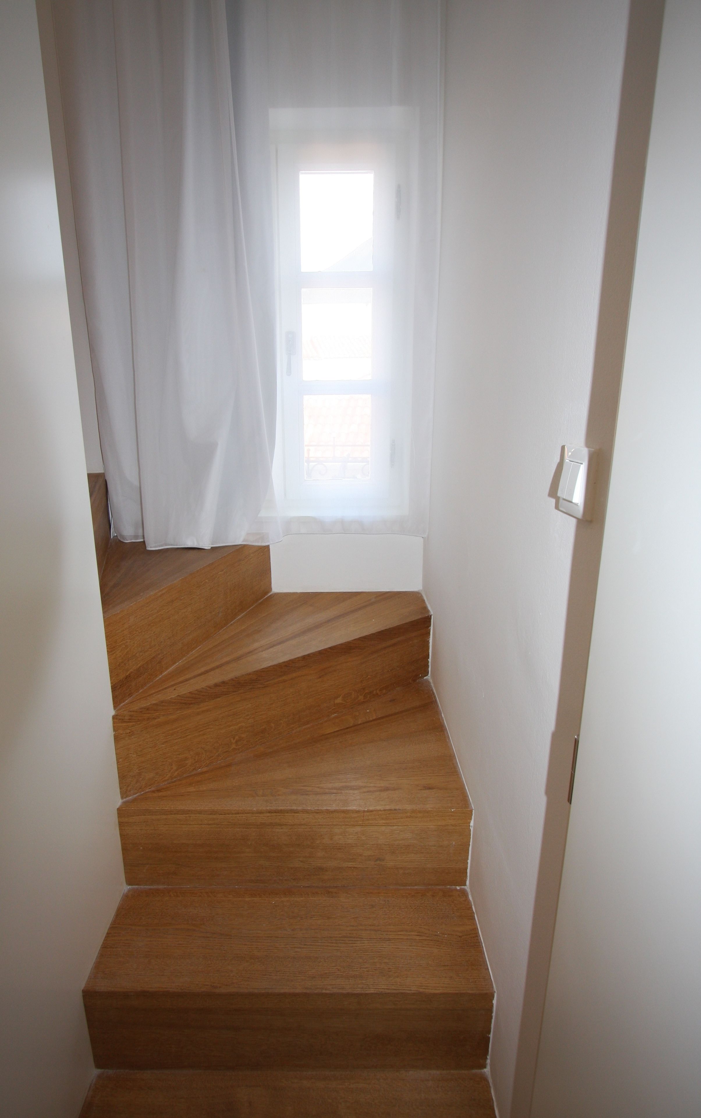Una escalera de madera que conduce a un rellano.