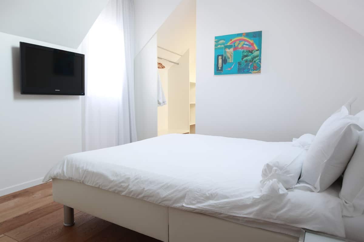 Deluxe Studio, Terrace | 3 bedrooms, hypo-allergenic bedding, minibar, in-room safe