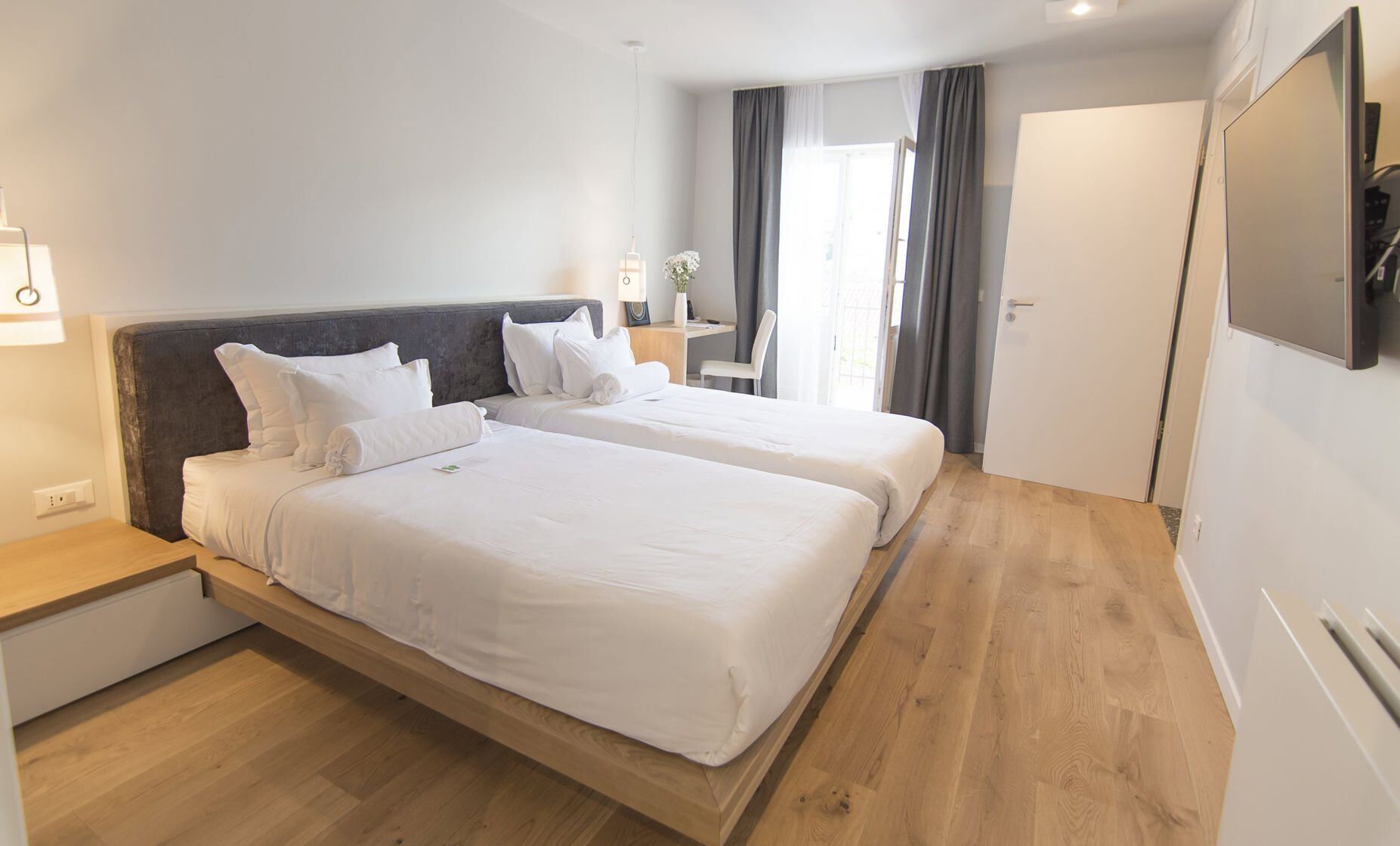 Hypo-allergenic bedding, minibar, in-room safe, desk