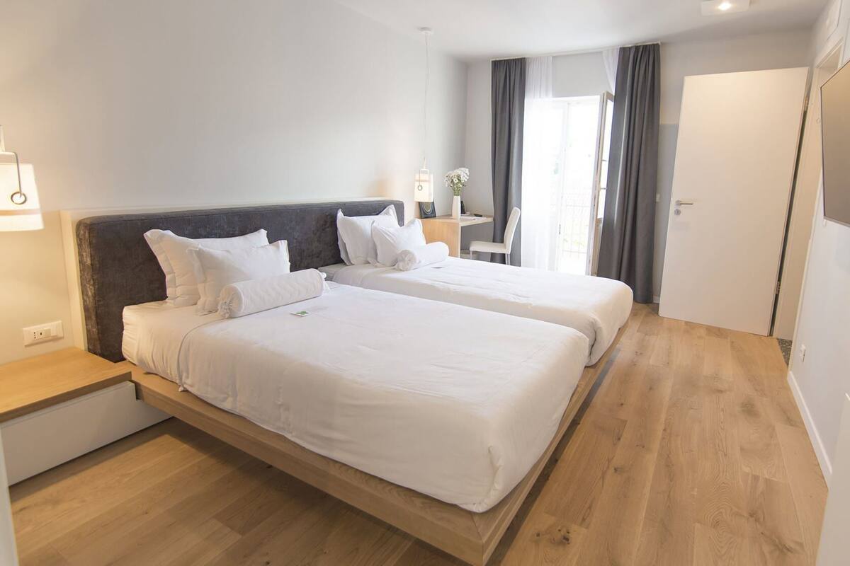 Hypo-allergenic bedding, minibar, in-room safe, desk