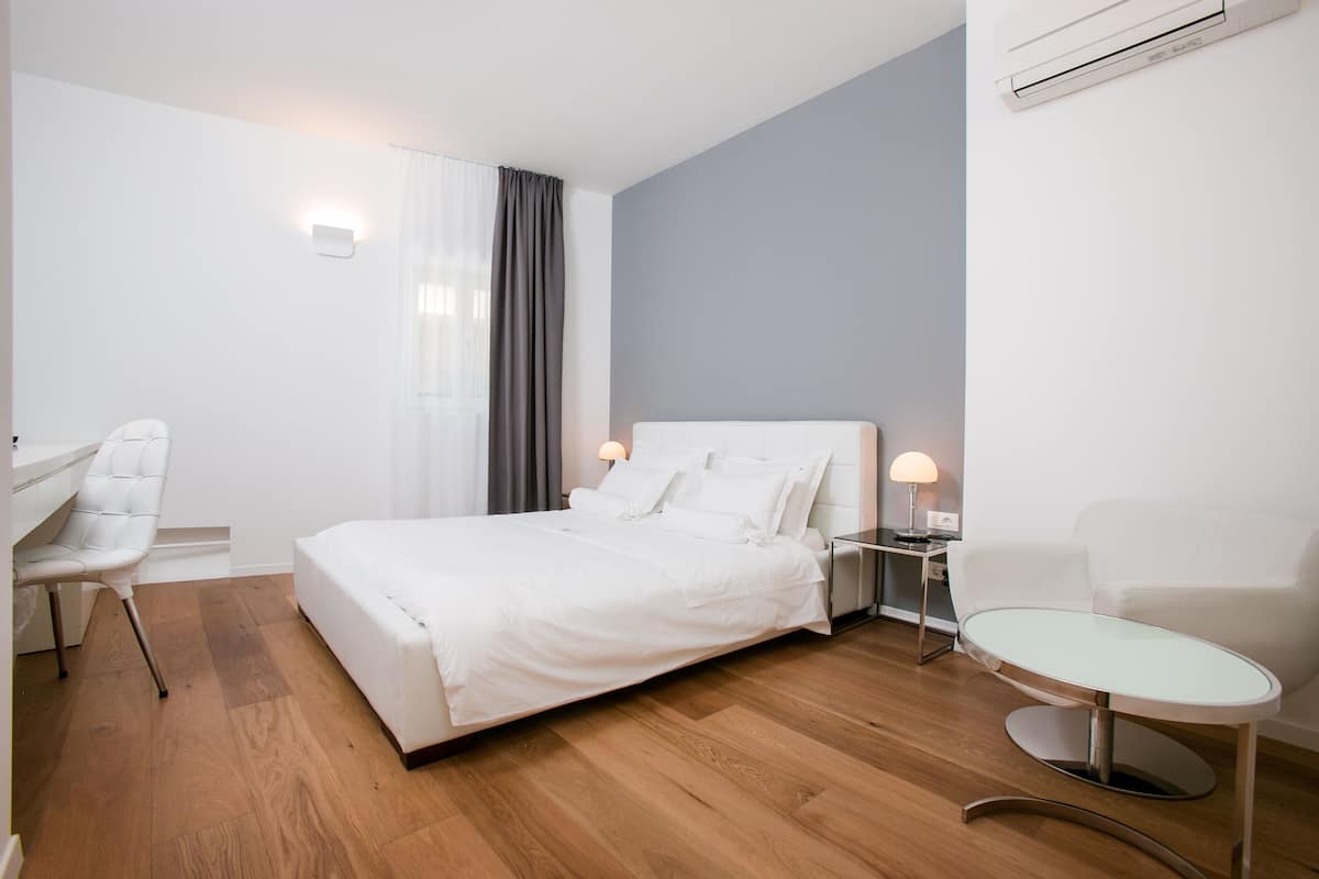 Chambre Confort double | Literie hypoallergénique, minibar, coffre-fort, bureau