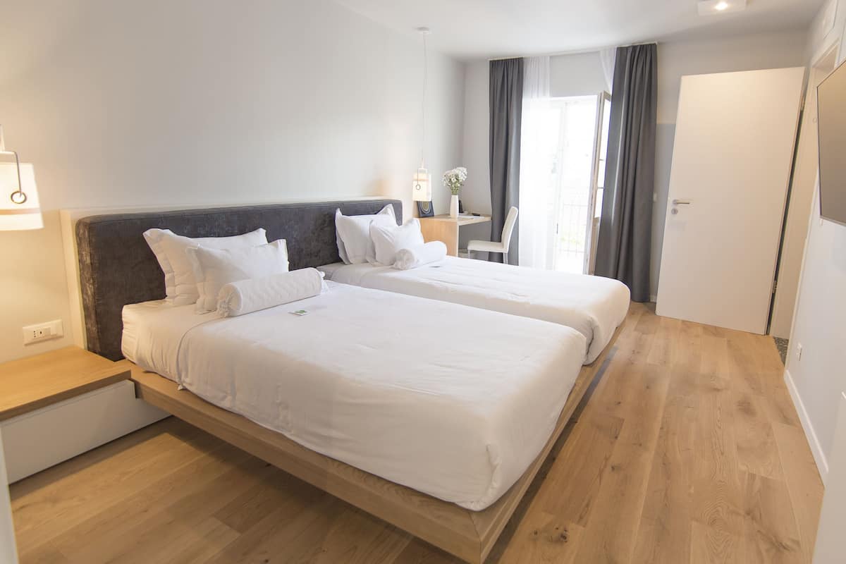 Deluxe Double Room, Balcony | 3 bedrooms, hypo-allergenic bedding, minibar, in-room safe