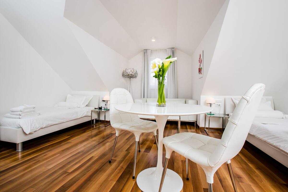 Literie hypoallergénique, minibar, coffres-forts dans les chambres