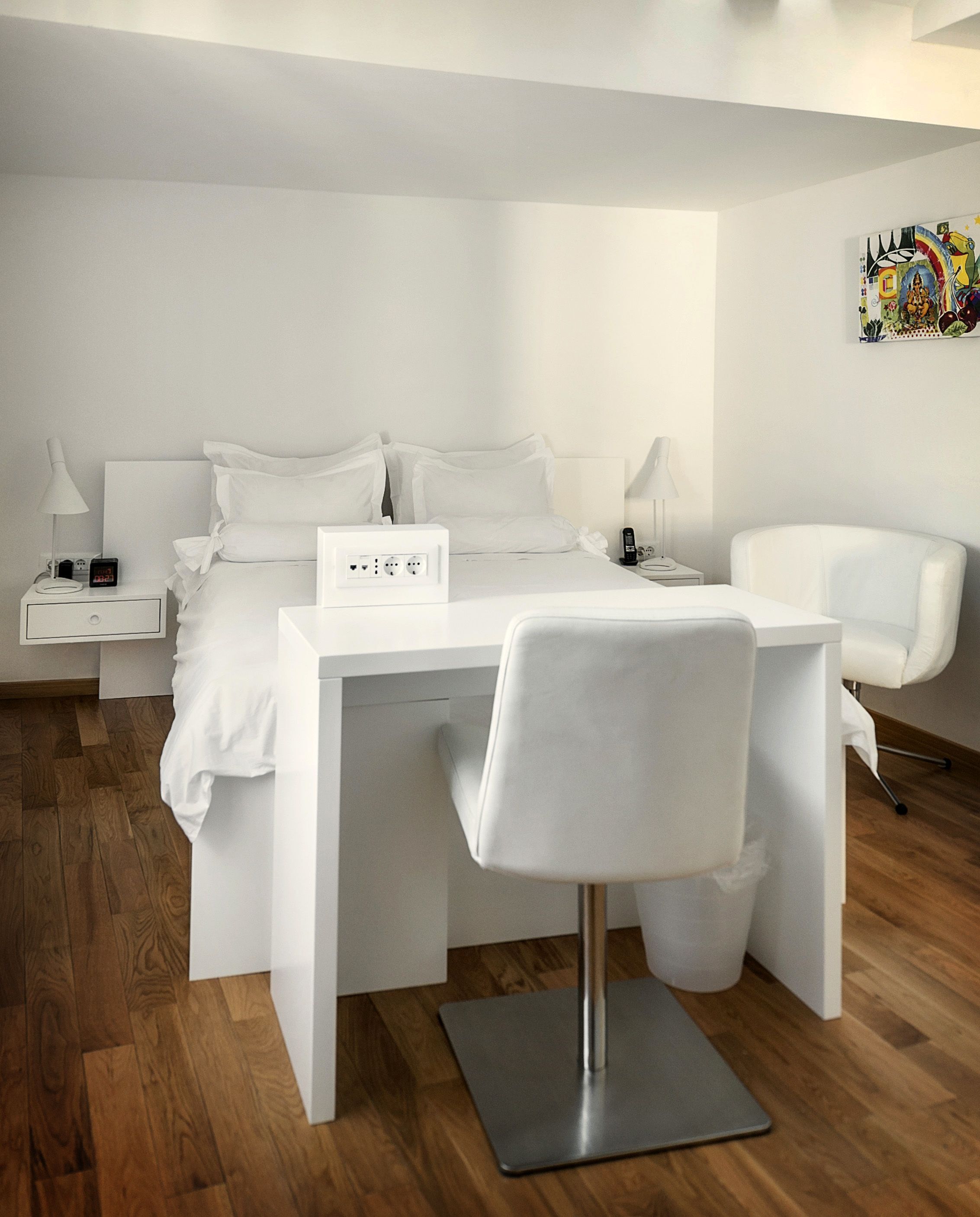 Hypo-allergenic bedding, minibar, in-room safe, desk