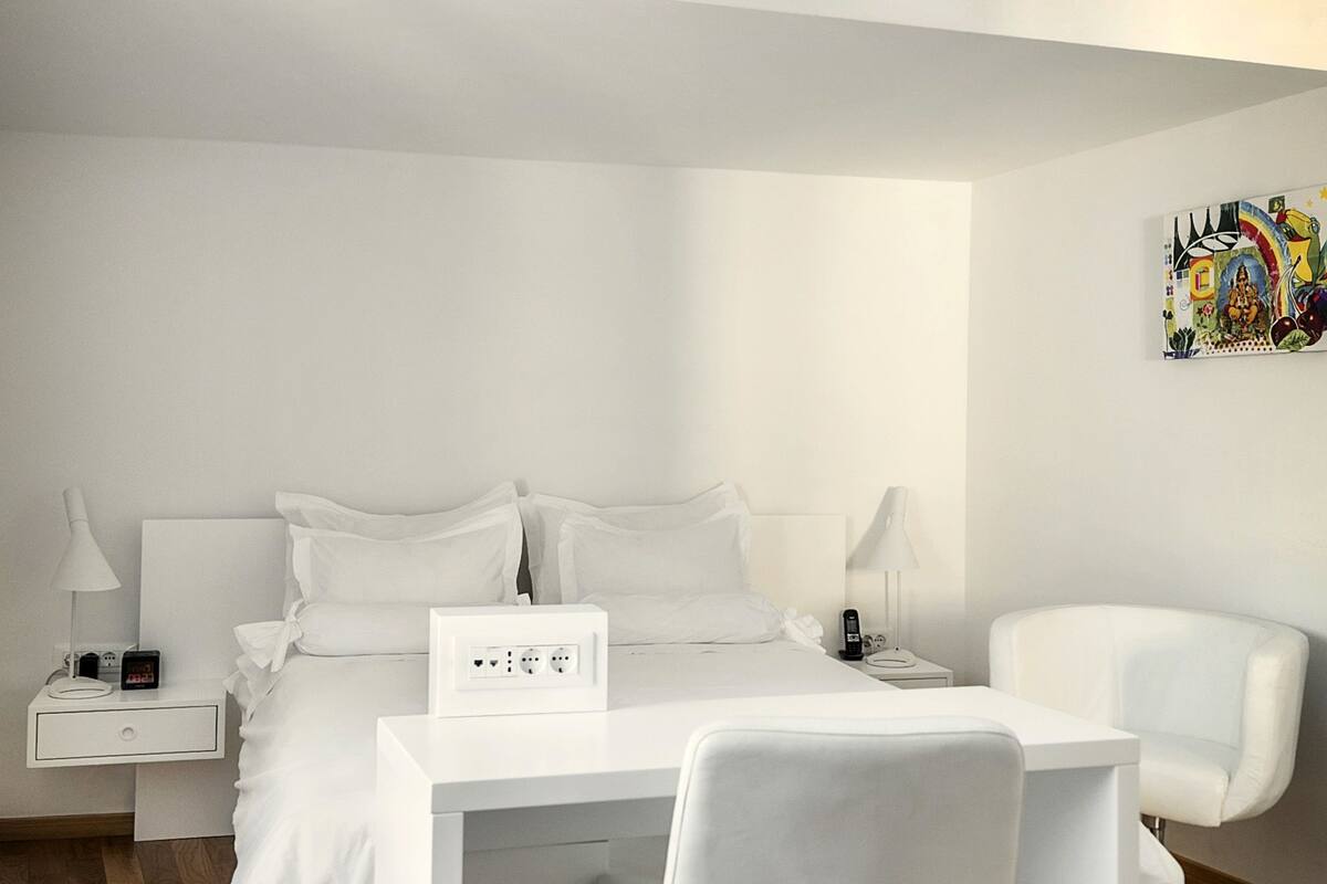Hypo-allergenic bedding, minibar, in-room safe, desk