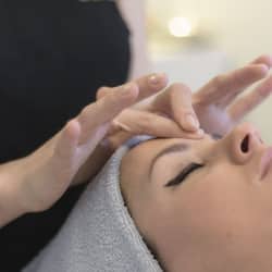 Lichaamsbehandelingen, hydrotherapie, aromatherapie, hotstone-massages