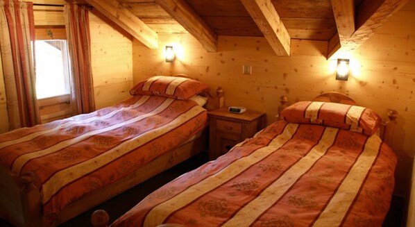 Classic Twin Room | Blackout drapes, free WiFi