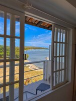 Quarto quádruplo, cozinha americana | Frigobar, cofres nos quartos, cortinas blackout, Wi-Fi de cortesia