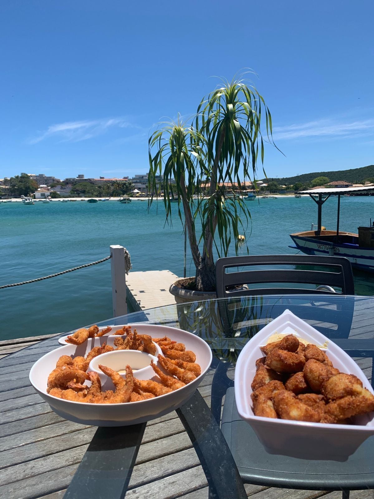 breakfast, lunch, dinner served; international cuisine