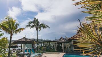 Piscina externa, guarda-sóis, espreguiçadeiras