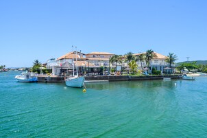 Passeios de lancha, prática de remo/canoagem, prática de pesca 