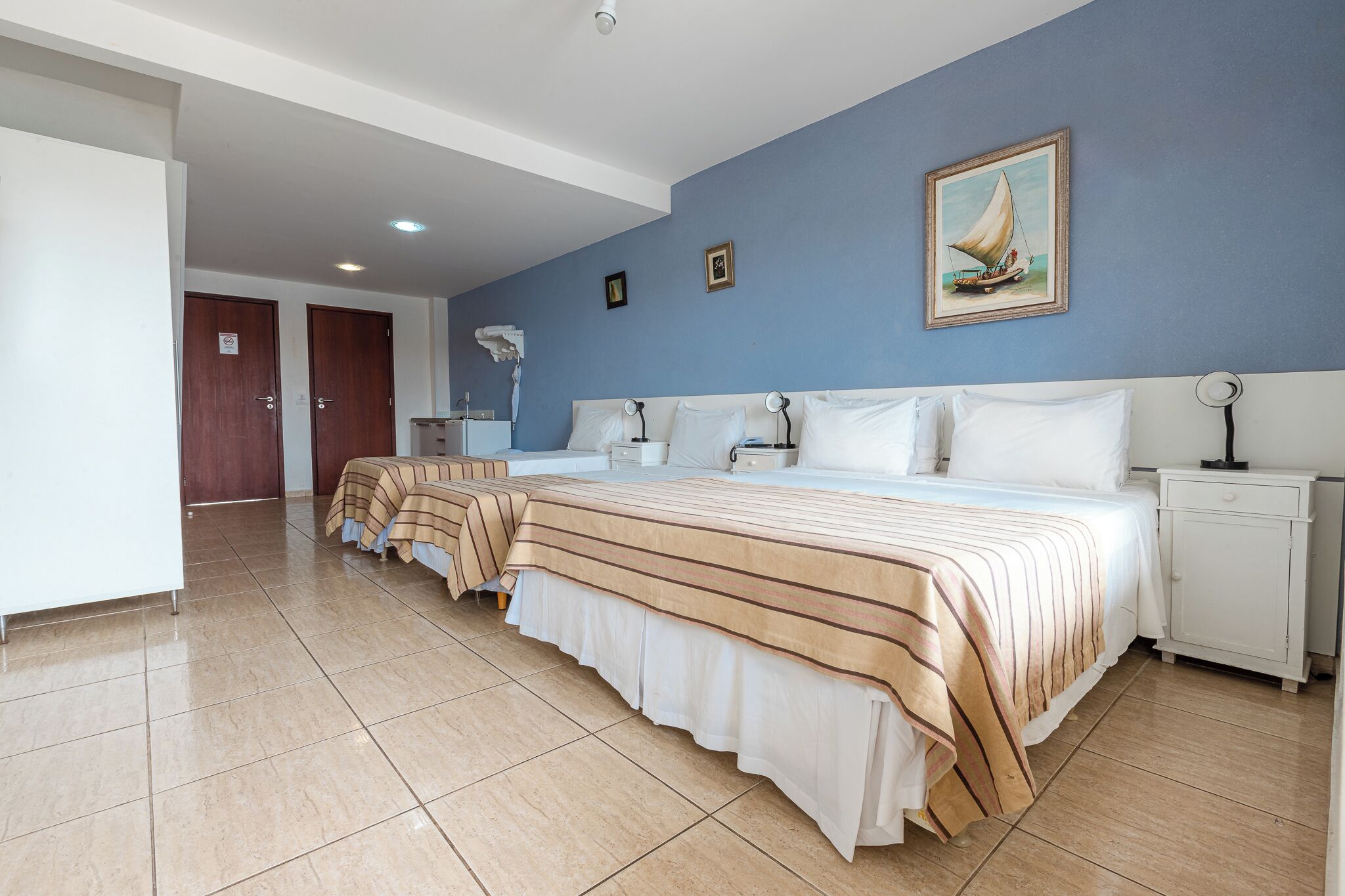 Chambre Quadruple, vue piscine | Minibar, coffres-forts dans les chambres, rideaux occultants