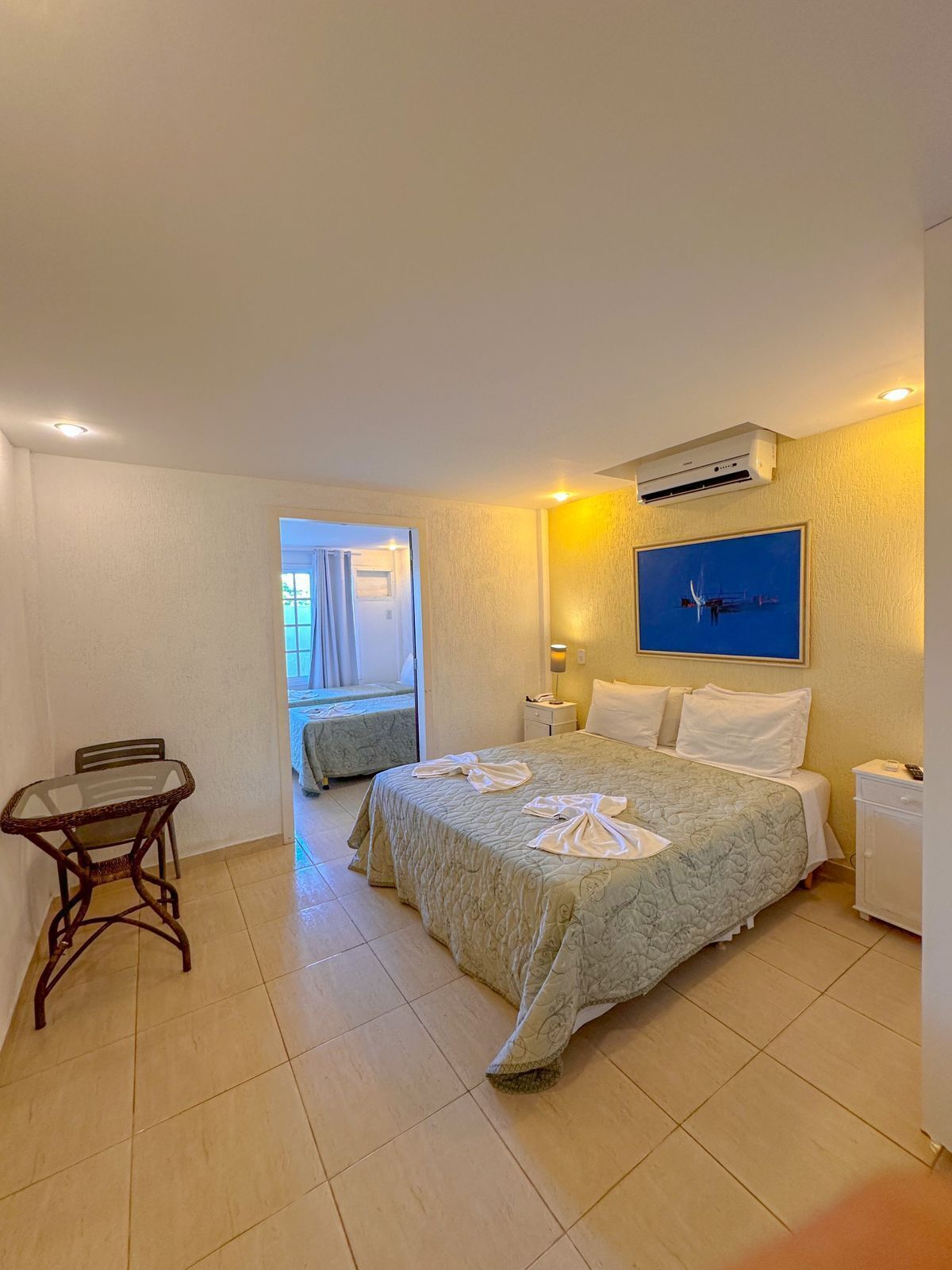 Chambre Quadruple | Minibar, coffres-forts dans les chambres, rideaux occultants