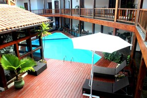 Outdoor pool, pool loungers - Hotel Galeão (Porto Seguro)