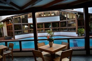 Outdoor pool, sun loungers - Hotel Galeão (Porto Seguro)