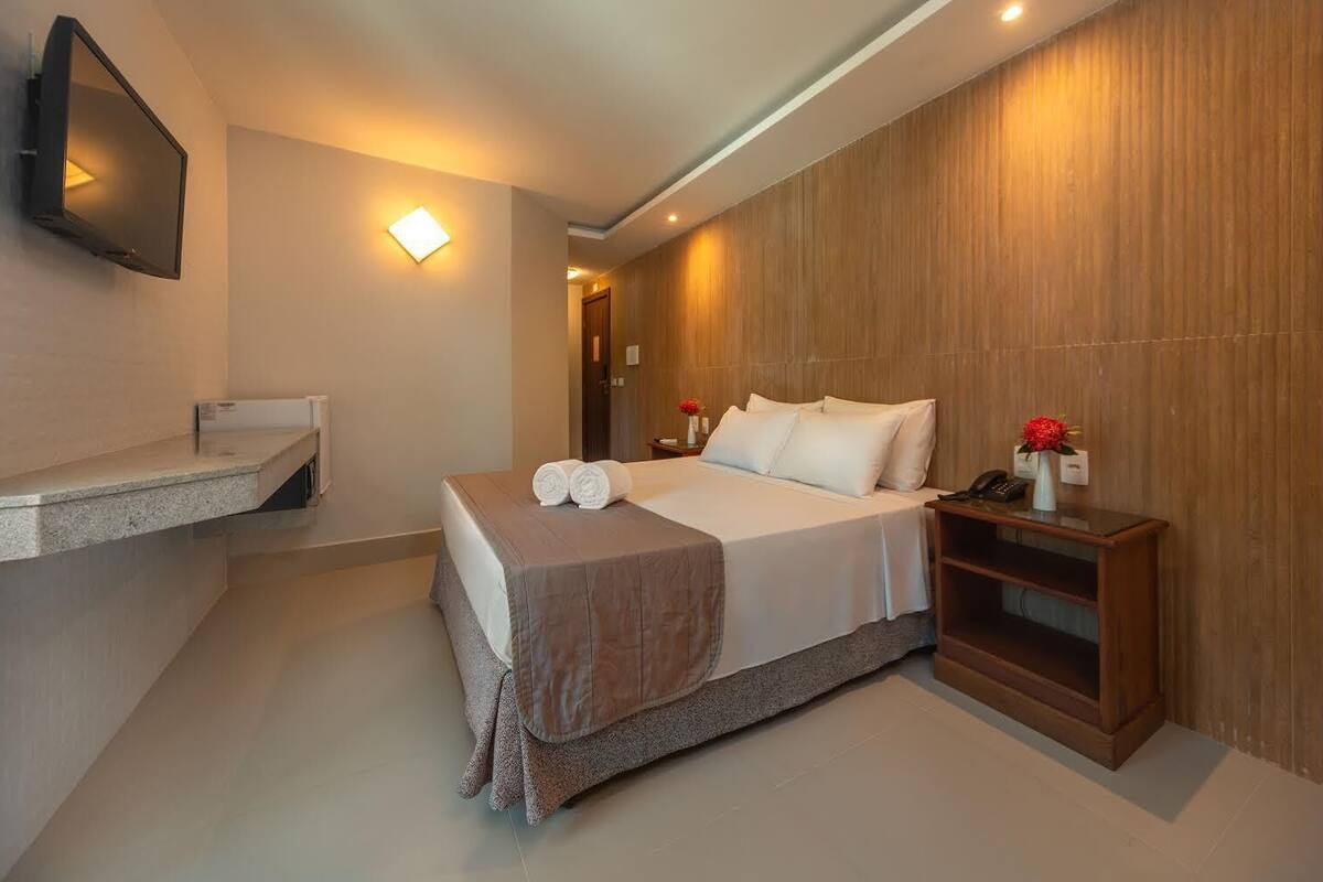 Minibar, in-room safe, blackout drapes, WiFi (free)