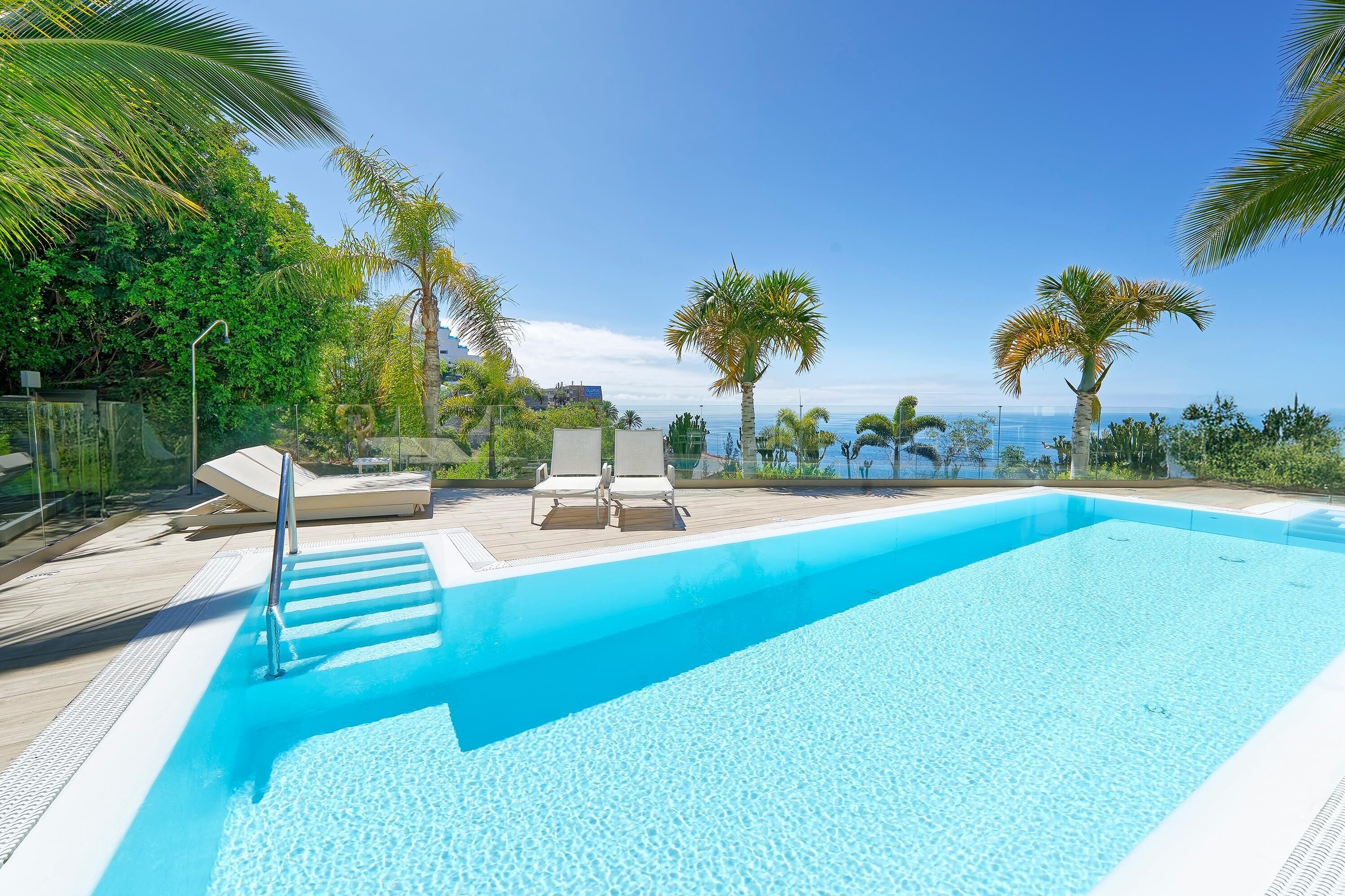 2 piscinas externas, funciona das 11h às 18h, guarda-sóis