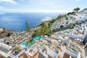 2 piscinas externas, funciona das 11h às 18h, guarda-sóis