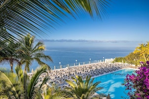 2 piscinas al aire libre, sombrillas, sillones reclinables de piscina