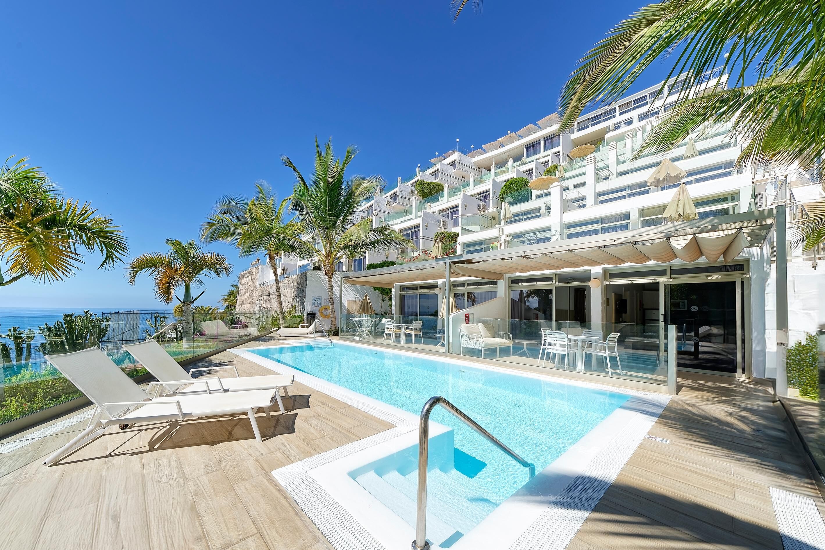 2 piscines extérieures, parasols de plage, chaises longues