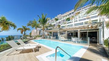 2 piscines extérieures, parasols de plage, chaises longues