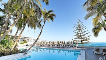 2 Außenpools, geöffnet von 11:00 Uhr bis 18:00 Uhr, Sonnenschirme