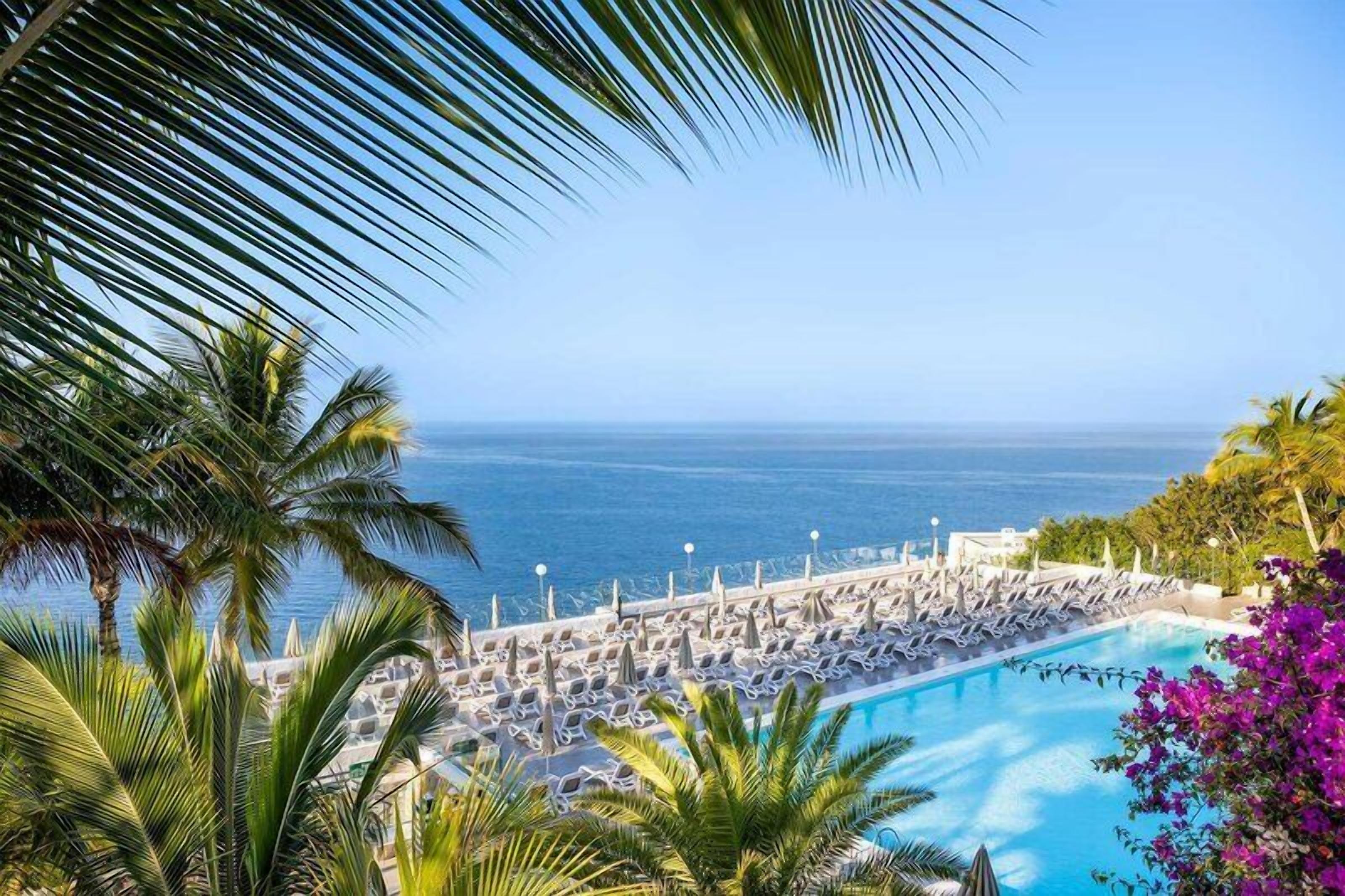 2 piscinas al aire libre, sombrillas, sillones reclinables de piscina