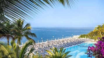 2 piscinas al aire libre, sombrillas, sillones reclinables de piscina