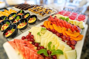 每日供应自助式早餐（每人 EUR 12）