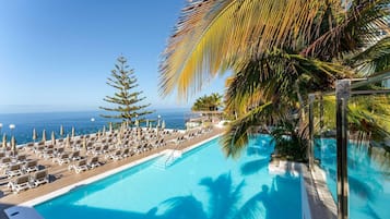 2 piscines extérieures, parasols de plage, chaises longues