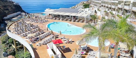 Utendørsbasseng, bassengparasoller og solsenger