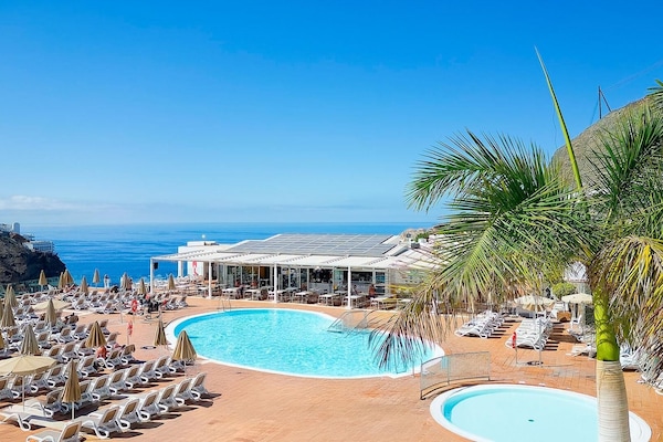 Kolam renang outdoor, dengan payung kolam renang dan kursi berjemur