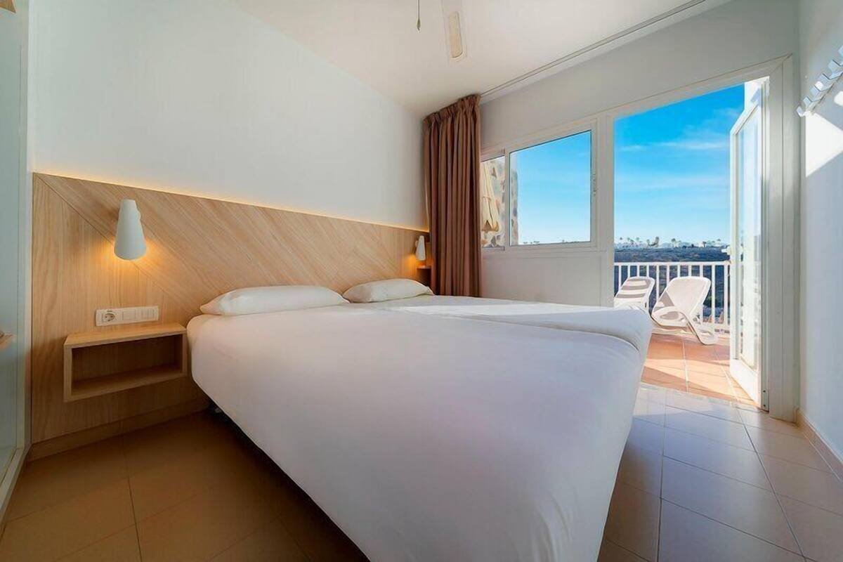 Ropa de cama de alta calidad y caja de seguridad en la habitación 