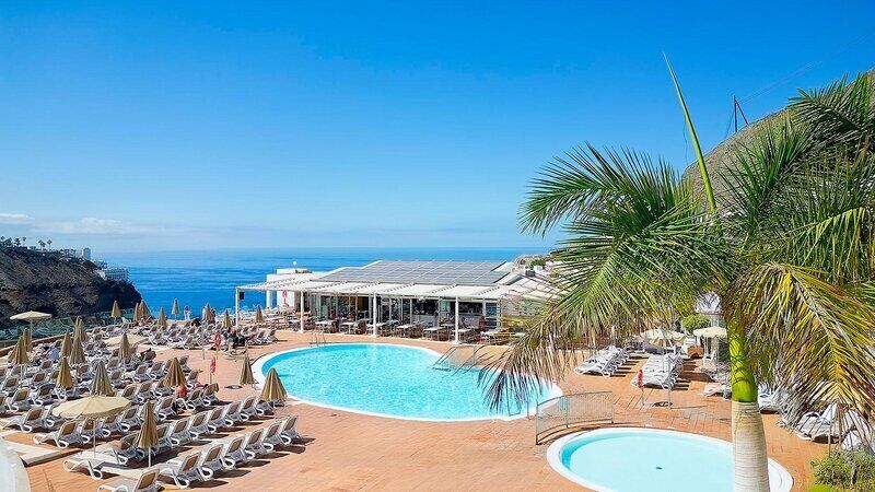Piscine extérieure, parasols de plage, chaises longues