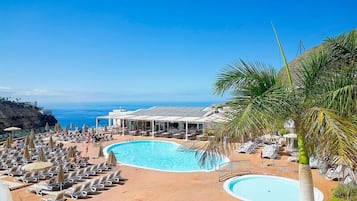 Piscine extérieure, parasols de plage, chaises longues