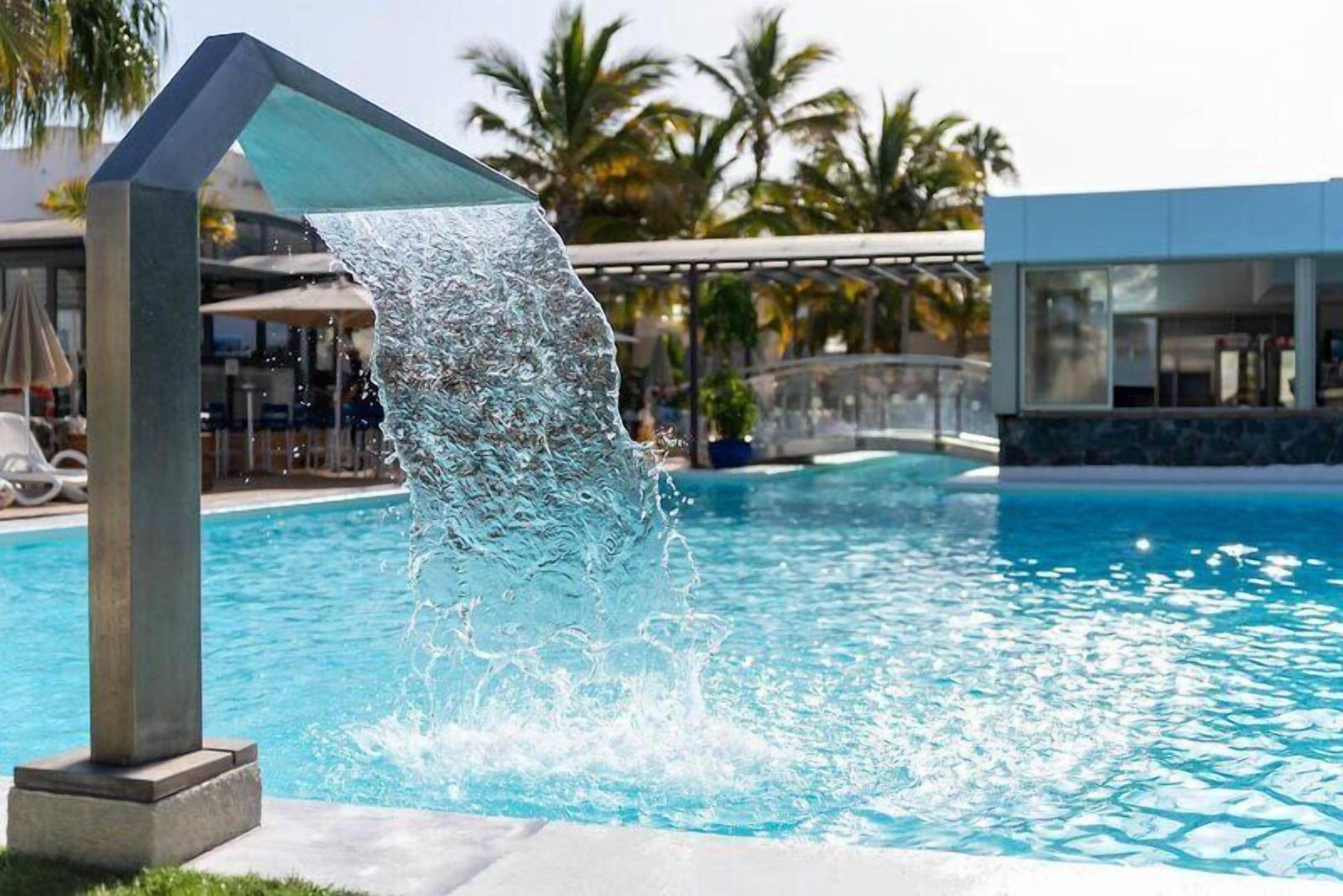 Una piscina al aire libre (de 11:00 a 18:00), sombrillas, tumbonas