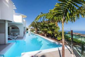 Außenpool, geöffnet von 11:00 Uhr bis 18:00 Uhr, Sonnenschirme