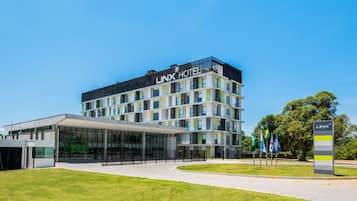 Vista frontal de la propiedad