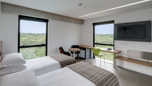 A modern hotel room with two beds, a desk, a chair, and a TV. - Linx Galeão by Wish (Rio de Janeiro)